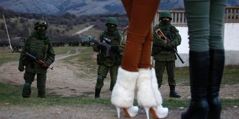 «Η εικόνα της Ημέρας»: Ντόπιες στην Κριμέα κάνουν χάζι Ρώσους στρατιώτες 