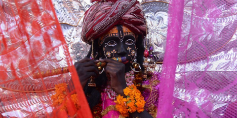 Πολύχρωμος εορτασμός στην Ινδία για την επέτειο γέννησης του Νάμντεβ