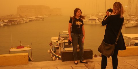 Η αποπνικτική σκόνη στο Ηράκλειο Κρήτης έγινε... αξιοθέατο - Φωτογραφία: Image photo services