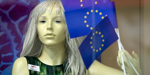 Η Κροατία είναι από σήμερα το 28ο μέλος της Ευρωπαϊκής Ενωσης. Η δεύτερη χώρα της πρώην Γιουγκοσλαβίας, μετά την Σλοβενία, που εντάσσεται στην ΕΕ, είναι αντιμέτωπη με το πέμπτο έτος της ύφεσης και ένα αρνητικό ρεκόρ ανεργίας (21%), γεγονός που έκλεψε τη λ