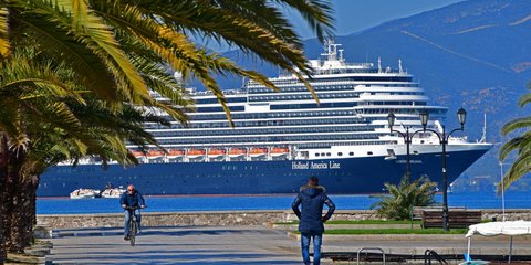 Το ένα από τα τρία κρουαζιερόπλοια που βρίσκονται στο Ναύπλιο. Κάνουν κρουαζιέρες ως το Τσεσμέ της Τουρκίας - Φωτογραφία: ΑΠΕ-ΜΠΕ/ΜΠΟΥΓΙΩΤΗΣ ΕΥΑΓΓΕΛΟΣ