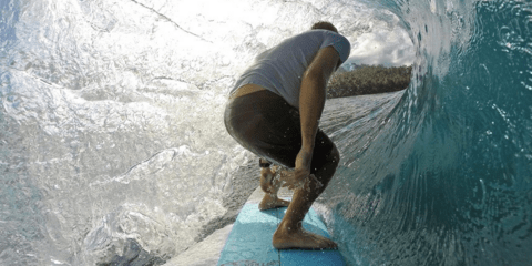 Διασχίζοντας τα κύματα: Παράτολμος Αυστραλός σέρφερ σε μοναδικά κόλπα