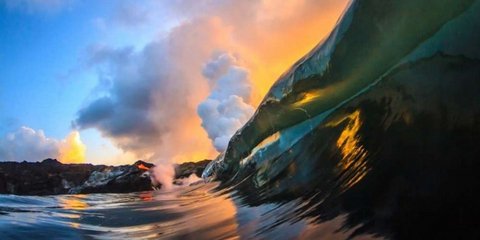 Οταν δύο φωτογράφοι φτάνουν στα άκρα για μία λήψη -Εκεί που τα κύματα βγάζουν φωτιά στην κυριολεξία 