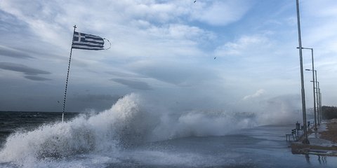 Τεράστια κύματα στην παραλία του Αλίμου -Φωτογραφία: ΠΑΝΑΓΙΩΤΟΠΟΥΛΟΣ ΝΙΚΟΣ 
