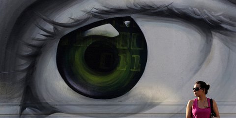 Στην καθιερωμένη και εξαιρετικά δημοφιλή ενότητα των φωτογραφιών που χαρακτηρίζουν την εβδομάδα που πέρασε στους Los Angeles Times ξεχωρίζει η φωτογραφία ενός mural στην οδό Πειραιώς. Πρόκειται για δημιουργία του μυστηριώδους αλλά σαρωτικού καλλιτέχνη iNO