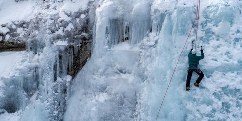  Ενα ακραία όμορφο και επικίνδυνο σπορ: Αναρρίχηση στον πάγο στον Λαϊλιά Σερρών -Φωτογραφία: ΜΟΤΙΟΝΤΕΑΜ/ΒΕΡΒΕΡΙΔΗΣ ΒΑΣΙΛΗΣ