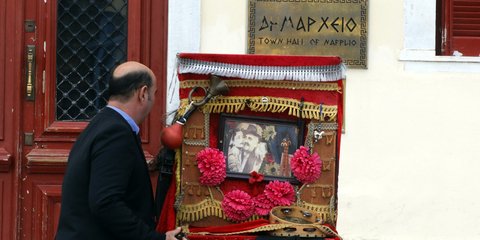 Μνήμες από το παρελθόν: Λατερνατζής έξω από το δημαρχείο Ναυπλίου -Φωτογραφία: Eurokinissi-ΠΑΠΑΔΟΠΟΥΛΟΣ ΒΑΣΙΛΗΣ