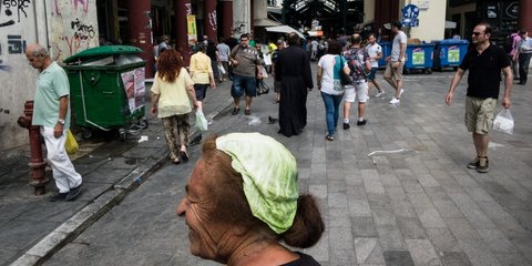 Πενία τέχνας κατεργάζεται: Αυτοσχέδιο καπέλο-λάχανο στη Θεσσαλονίκη- Φωτογραφία: Konstantinos Tsakalidis / SOOC