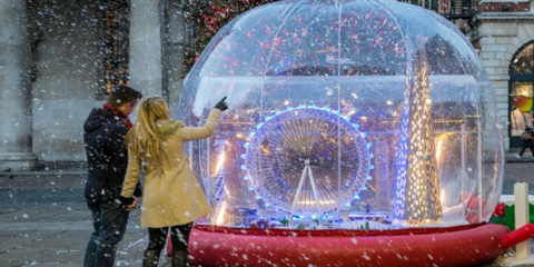 Η πρώτη γιγάντια χιονόμπαλα της Lego σηματοδοτεί την έναρξη της εορταστικής σεζόν στο Λονδίνο