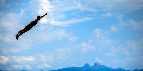 Βουτιές στην λίμνη της Γενεύης από ύψος 15 μέτρων -Φωτογραφία: EPA/LAURENT GILLIERON