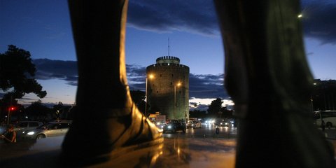 Ο φωτισμένος Λευκός Πύργος όπως τον «βλέπει» το άγαλμα του Φιλίππου του Β' -Φωτογραφία: Intimenews/Villa Costa