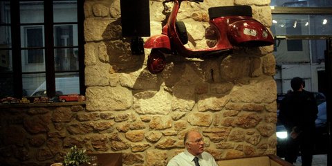 Ο Βασίλης Λεβέντης κάτω από μια βέσπα – Φωτογραφία: ΧΡΗΣΤΟΣ ΜΠΟΝΗΣ//EUROKINISSI