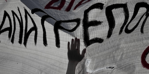 Αυτή η φωτογραφία δημοσιεύτηκε σήμερα στη γαλλική εφημερίδα Liberation. Είναι από την πορεία φοιτητών στην Αθήνα εναντίον της λιτότητας.