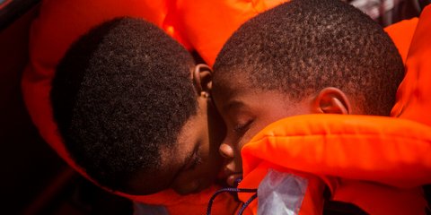 Ονειρεύονται ένα καλύτερο αύριο, βιώνουν το σκληρό «σήμερα» -Φωτογραφία: AP Photo/Santi Palacios