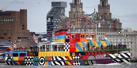  Φέρι μπόουτ στα χρώματα των...Beatles κάνει βόλτα στο ποτάμι του Λίβερπουλ... 