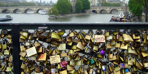 Οχι άλλα λουκέτα αγάπης! Το Παρίσι «βουλιάζει» από τις κλειδαριές που βάζουν ερωτευμένοι σε γέφυρες και άλλα δημόσια σημεία ως σύμβολο αιώνιας αγάπης. Μία τάση που ήρθε στην «πόλη του φωτός από τις ΗΠΑ», αλλά το πράγμα παράγινε. Πάνω από 700.000 λουκέτα ε