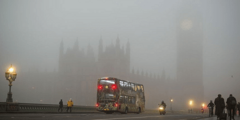 Θολό απόγευμα στο Λονδίνο: Η γέφυρα του Γουεστμίνστερ κρυμμένη στην ομίχλη