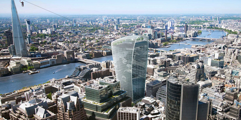 Ένα σύμπλεγμα από νεόδμητους ουρανοξύστες στο Λονδίνο μπορεί να περιορίζει τον ορίζοντα των πολιτών, όμως είναι η πρώτη φορά που κτίρια κατηγορούνται ότι «έλιωσαν» τα εξαρτήματα ενός αυτοκινήτου.