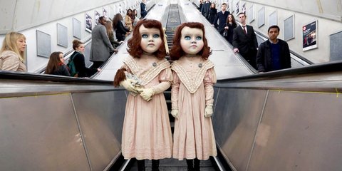 Οι δύο κούκλες που ξάφνιασαν τους Λονδρέζους...