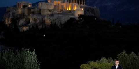 Η εικόνα που ταξίδεψε σε όλο τον κόσμο: Ο Μακρόν στην Πνύκα, κάτω από την Ακρόπολη -Φωτογραφία: AP Photo/Thanassis Stavrakis