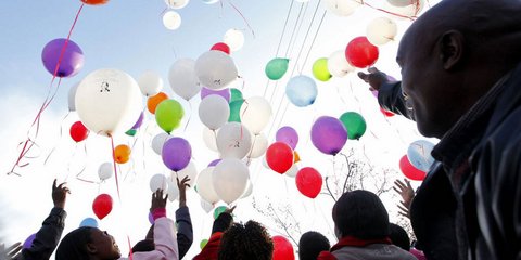 Οι Νοτιοαφρικανοί στέλνουν μπαλόνια στον ουρανό. Ενας τρόπος για να τιμήσουν τον Νέλσον Μαντέλα που εξακολουθεί να νοσηλεύεται σε κρίσιμη κατάσταση ή σε μη αναστρέψιμο κώμα σύμφωνα με συγκεχυμένες πληροφορίες.