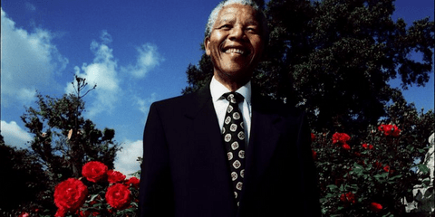 O άνθρωπος που γκρέμισε το Απαρτχάιντ πέθανε. Ο θάνατός του σηματοδοτεί και το τέλος των χαρισματικών ηγετών στον πλανήτη.