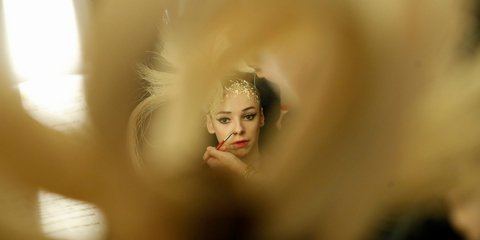 Η «ιερή» στιγμή της προετοιμασίας ενός μοντέλου πριν βγει στην πασαρέλα της επίδειξης μόδας στο Παρίσι -Φωτογραφία: AP Photo/Christophe Ena