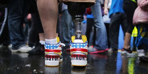 Η εικόνα της ημέρας: Μηνύματα αισιοδοξίας από τους επιζώντες της βομβιστικής επίθεσης στο μαραθώνιο της Βοστώνης 