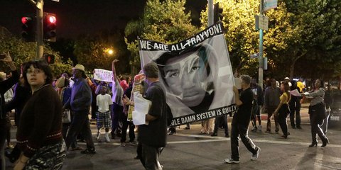 Ο Τζορτζ Ζίμερμαν κρίνεται από το δικαστήριο αθώος για την δολοφονία του 17χρονου μαύρου Τρέιβορ Μάρτιν πριν από 17 μήνες στη Φλόριντα και ακόμα και στο Λος Αντζελες διαδηλώνουν εναντίον της απόφασης. Και δεν είναι μόνο οι μαύροι που βγήκαν στο δρόμο για
