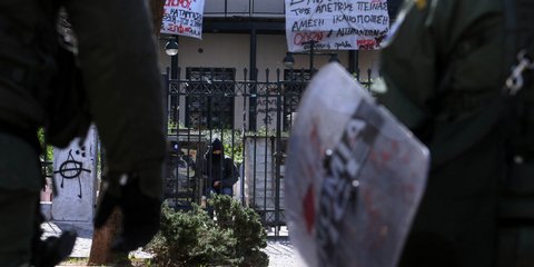 Tα ΜΑΤ περικύκλωσαν την υπό κατάληψη Νομική... /Φωτογραφία: Εurokinissi 