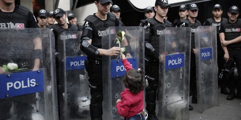 Σταθμός Λεωφορείων Κωνσταντινούπολης: Τα ΜΑΤ εμποδίζουν την πρόσβαση των προσφύγων προς την... Ελλάδα -Η προσφυγοπούλα απαντά προσφέροντας ένα τριαντάφυλλο.