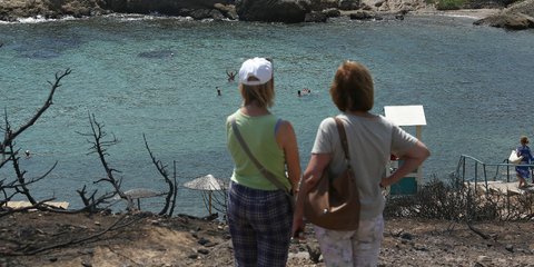  Με τι όρεξη κάνει κανείς μπάνιο στα καμένα, στο λιμανάκι της Ραφήνας; -Φωτογραφία: Intimenews/ΛΙΑΚΟΣ ΓΙΑΝΝΗΣ	