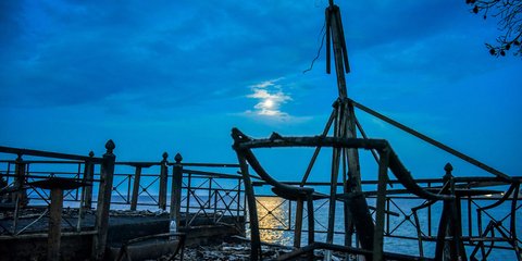  Καθώς ο ήλιος πλησιάζει στην δύση του, το σκοτάδι πέφτει στο κατεστραμμένο Μάτι -Φωτογραφία: EUROKINISSI/ΤΑΤΙΑΝΑ ΜΠΟΛΑΡΗ