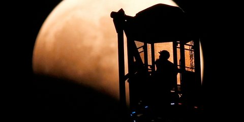 Ολόγιομο, βαθυκόκκινο φεγγάρι βαθυκόκκινο.