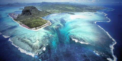 Καταρράχτης στη μέση του Ινδικού: Η απίστευτη οφθαλμαπάτη στα νερά του Μαυρίκιου