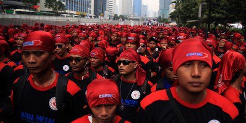 Πλημμύρισαν οι δρόμοι με  διαδηλωτές στην Τζακάρτα -Εκεί όπου ο βασικός μηνιαίος μισθός είναι 189 δολάρια 