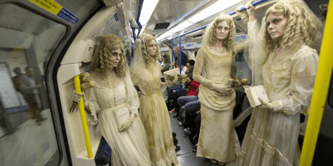 Η εικόνα της ημέρας -Το μετρό γέμισε με δεσποινίδες Havisham