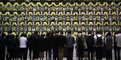 Θρήνος και συγκίνηση μπροστά στο μνημείο για τα θύματα του Νοτιοκορεάτικου πλοίου