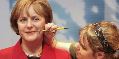 Το κέρινο λίφτινγκ της Άνγκελα Μέρκελ που εκτίθεται στο μουσείο της Madame Tussauds στο Βερολίνο