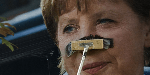 Στις 22 Σεπτεμβρίου, σε λίγες ημέρες, ο Γερμανοί θα προσέλθουν στις κάλπες για να ψηφίσουν στις βουλευτικές εκλογές. Εδώ ένας άνδρας κολλάει προεκλογική αφίσα της Ανγκελα Μέρκελ στο Βερολίνο.