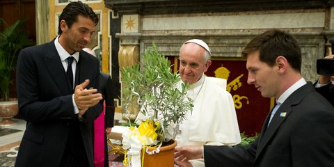 Ο ένας είναι ο ηγέτης των ανά τον κόσμο καθολικών. Ο άλλος είναι ο ηγέτης των ανά τον κόσμο ποδοσφαιρόφιλων. Ο Πάπας Φραγκίσκος θεωρείται ο εκλεκτός του Θεού στον κόσμο και ο Λιονέλ Μέσι, είναι Θεός για τον κόσμο. Οι δύο συμπατριώτες συναντήθηκαν στο Βατι