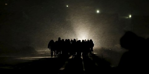 Μετανάστες μέσα στο χιονιά: Μόλις πέρασαν τα σύνορα με την ΠΓΔΜ, και συνεχίζουν το δρόμο τους...