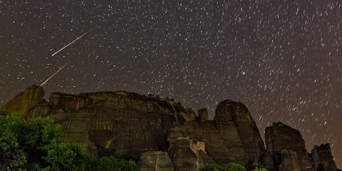 «Ενα μνημείο παγκόσμιας πολιτιστικής κληρονομιάς, τα Μετέωρα, στην Καλαμπάκας της κεντρικής Ελλάδας λούζεται από το απόκοσμο φως της βροχής των μετεωριτών». Η περιγραφή του ιστότοπου της NASA για την εκπληκτικής ομορφιάς φωτογραφία που τράβηξε στις 10 Αυγ