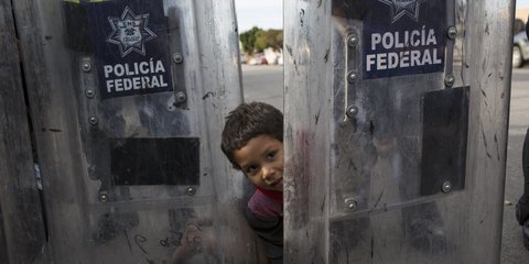 «Τζα!» Ενα 3χρονο προσφυγάκι ανάμεσα στις ασπίδες αστυνομικών στα σύνορα με ΗΠΑ -Φωτογραφία: AP Photo/Rodrigo Abd