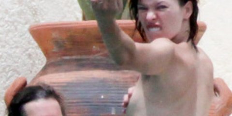 Ο χαιρετισμός της Mila Jovovich στον παπαράτσι