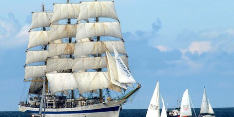 «H εικόνα της ημέρας»: Εκπληκτοι οι Θεσσαλονικείς ξύπνησαν και είδαν ένα τρικατάρτο ιστιοφόρο στο λιμάνι [εικόνα]