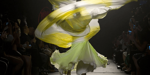 Από την Fashion Week στο Παρίσι. Ο Κινέζος σχεδιαστής Laurence Xu παρουσίασε την Πέμπτη την συλλογή του Υψηλής Ραπτικής για τον χειμώνα 2013-14 με μια γεύση από τα σπαθιά των Σαμουράι.