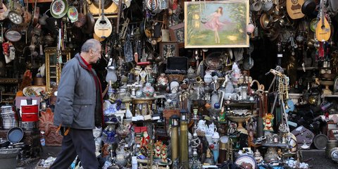 Μια βόλτα στα παλαιοπωλεία της πλατείας Αβησσυνίας είναι μια «βουτιά» σε σταγόνες προσωπικών ιστοριών -Φωτογραφία: Intimenews/ΛΙΑΚΟΣ ΓΙΑΝΝΗΣ