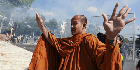 Επίκληση για ειρήνη εν μέσω συγκρούσεων: Μοναχός προστατεύει τους διαδηλωτές από την αστυνομία