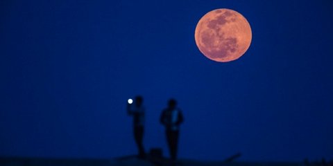 Με το βλέμμα στραμμένο στον ουρανό -Εκεί που το φεγγάρι ήταν «ματωμένο»